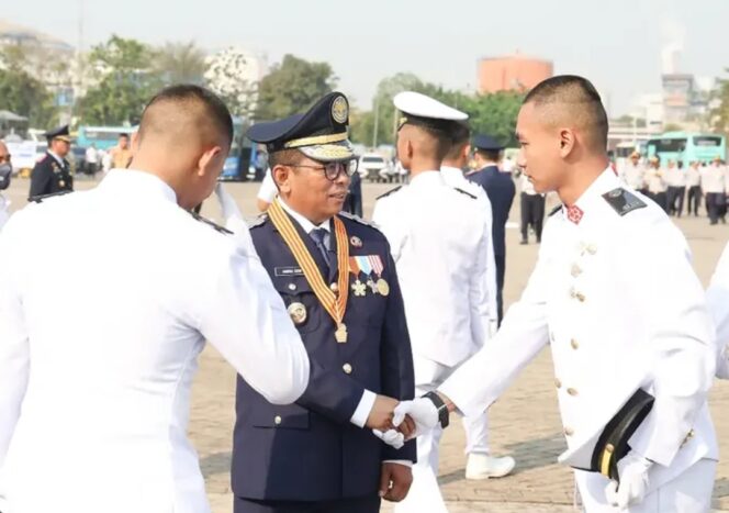 
 Gubernur Andra saat memimpin Peringatan Hari Perhubungan Nasional (Harhubnas) Tingkat Provinsi Banten Tahun 2026 di area PT Pelabuhan Indonesia (Persero), Ciwandan, Kota Cilegon. Foto: Ist