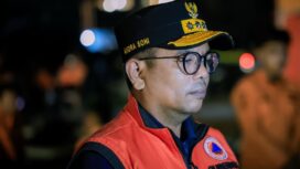 Gubernur Banten Andra Soni saatdi Posko SAR Carita Pandeglang. Foto: Awal Rijal 