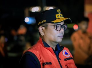 Gubernur Banten Andra Soni saatdi Posko SAR Carita Pandeglang. Foto: Awal Rijal 