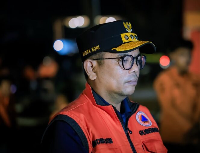
 Gubernur Banten Andra Soni saatdi Posko SAR Carita Pandeglang. Foto: Awal Rijal 
