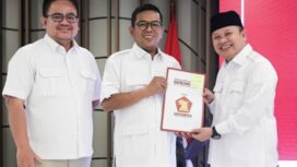 Ketua DPC Gerindra Kota Tangerang Turidi Susanto usai menerima SK DPP yang diserahkan oleh Ketua DPD Gerindra Provinsi Banten Andra Soni. Foto: Imam DJM
