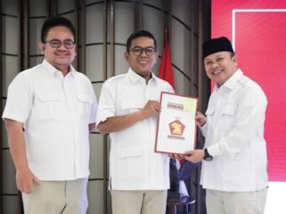 Ketua DPC Gerindra Kota Tangerang Turidi Susanto usai menerima SK DPP yang diserahkan oleh Ketua DPD Gerindra Provinsi Banten Andra Soni. Foto: Imam DJM