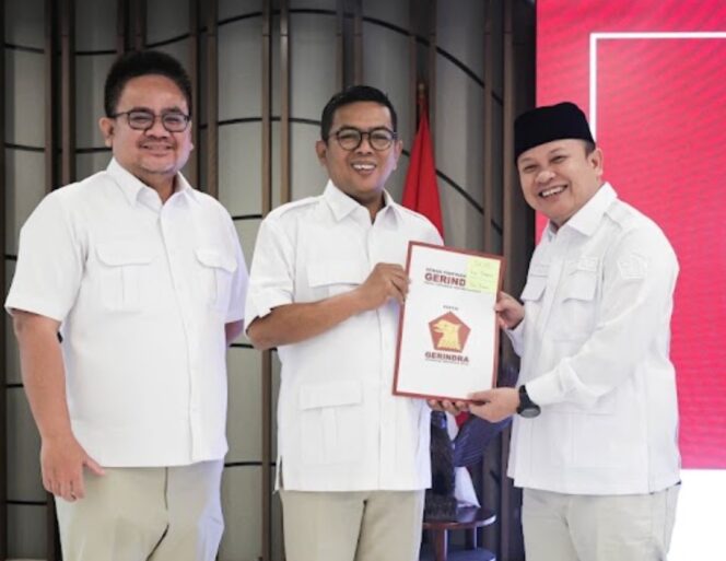 
 Ketua DPC Gerindra Kota Tangerang Turidi Susanto usai menerima SK DPP yang diserahkan oleh Ketua DPD Gerindra Provinsi Banten Andra Soni. Foto: Imam DJM