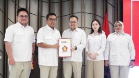Yudi Budi Wibowo didampingi Maria Teresa Suhardja saat menerima SK DPP Partai Gerindra yang diserahkan langsung oleh Ketua DPD Partai Gerindra Provinsi Banten, Andra Soni. Foto: Imam DJM 