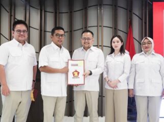 Yudi Budi Wibowo didampingi Maria Teresa Suhardja saat menerima SK DPP Partai Gerindra yang diserahkan langsung oleh Ketua DPD Partai Gerindra Provinsi Banten, Andra Soni. Foto: Imam DJM 