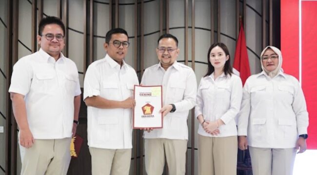 Yudi Budi Wibowo didampingi Maria Teresa Suhardja saat menerima SK DPP Partai Gerindra yang diserahkan langsung oleh Ketua DPD Partai Gerindra Provinsi Banten, Andra Soni. Foto: Imam DJM 