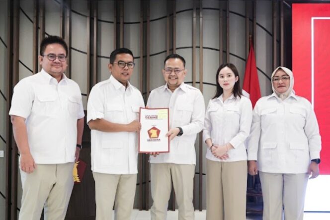 
 Yudi Budi Wibowo didampingi Maria Teresa Suhardja saat menerima SK DPP Partai Gerindra yang diserahkan langsung oleh Ketua DPD Partai Gerindra Provinsi Banten, Andra Soni. Foto: Imam DJM 