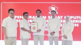Rifky Hermiansyah saat menerima SK DPP Partai Gerindra yang diserahkan langsung oleh Ketua DPD Gerindra Provinsi Banten, Andra Soni. Foto: Imam DJM