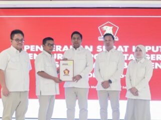 Rifky Hermiansyah saat menerima SK DPP Partai Gerindra yang diserahkan langsung oleh Ketua DPD Gerindra Provinsi Banten, Andra Soni. Foto: Imam DJM