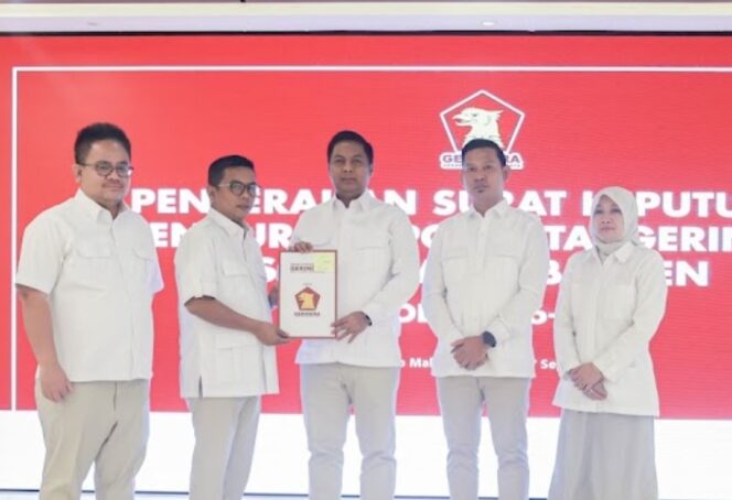 
 Rifky Hermiansyah saat menerima SK DPP Partai Gerindra yang diserahkan langsung oleh Ketua DPD Gerindra Provinsi Banten, Andra Soni. Foto: Imam DJM