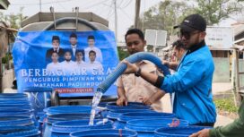 Ketua PW MPI Banten, H. Nurcholis Ali Syabana, Turut Tuangkan Air Bersih Untuk Masyarakat Kampung Cerocoh, Desa Domas, Kecamatan Pontang, Kabupaten Serang. Foto: Syahrian 