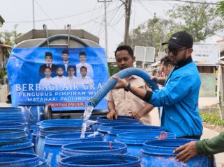 Ketua PW MPI Banten, H. Nurcholis Ali Syabana, Turut Tuangkan Air Bersih Untuk Masyarakat Kampung Cerocoh, Desa Domas, Kecamatan Pontang, Kabupaten Serang. Foto: Syahrian 