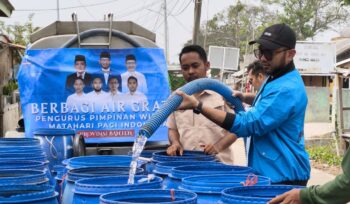 Ketua PW MPI Banten, H. Nurcholis Ali Syabana, Turut Tuangkan Air Bersih Untuk Masyarakat Kampung Cerocoh, Desa Domas, Kecamatan Pontang, Kabupaten Serang. Foto: Syahrian 