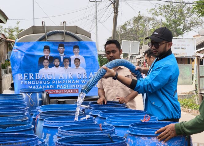 
 Ketua PW MPI Banten, H. Nurcholis Ali Syabana, Turut Tuangkan Air Bersih Untuk Masyarakat Kampung Cerocoh, Desa Domas, Kecamatan Pontang, Kabupaten Serang. Foto: Syahrian 