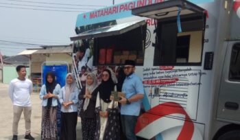 Ketua dan Sekretaris PW Matahari Pagi Indonesia (MPI) Banten saat melaksanakan program Makan Bahagia Gratis kepada ratusan santri di Pesantren Jariatul Islamiyah, Kampung Curug, Kecamatan Curug, Kota Serang. Foto: Ist