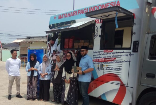 
 Ketua dan Sekretaris PW Matahari Pagi Indonesia (MPI) Banten saat melaksanakan program Makan Bahagia Gratis kepada ratusan santri di Pesantren Jariatul Islamiyah, Kampung Curug, Kecamatan Curug, Kota Serang. Foto: Ist