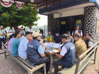 Kegiatan rencana normalisasi Sungai Cisadane oleh petugas DPUPR dan BBWS di Bendungan Pasar Baru, Neglasari, Kota Tangerang, Banten. Foto: Ist