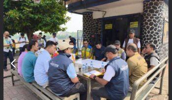 Kegiatan rencana normalisasi Sungai Cisadane oleh petugas DPUPR dan BBWS di Bendungan Pasar Baru, Neglasari, Kota Tangerang, Banten. Foto: Ist