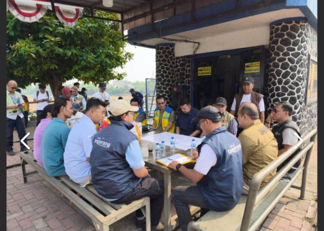 
 Kegiatan rencana normalisasi Sungai Cisadane oleh petugas DPUPR dan BBWS di Bendungan Pasar Baru, Neglasari, Kota Tangerang, Banten. Foto: Ist