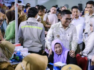 Gubernur Banten Andra Soni saat Menyapa salasatu Warga Lebak yang mengikuti Program Cek Kesehatan Gratis (CKG). Foto: Awal Rijal 