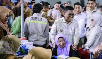 Gubernur Banten Andra Soni saat Menyapa salasatu Warga Lebak yang mengikuti Program Cek Kesehatan Gratis (CKG). Foto: Awal Rijal 