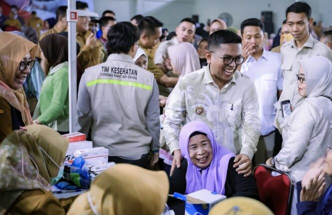 
 Gubernur Banten Andra Soni saat Menyapa salasatu Warga Lebak yang mengikuti Program Cek Kesehatan Gratis (CKG). Foto: Awal Rijal 