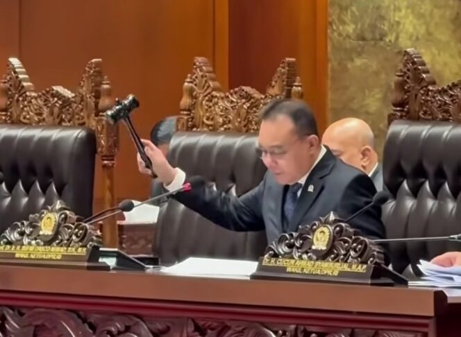 
 Wakil Ketua DPR RI Sufmi Dasco Ahmad saat mengesahkan RUU Pengaturan Reforma Agraria Menjadi Undang-undang. Foto: Ist