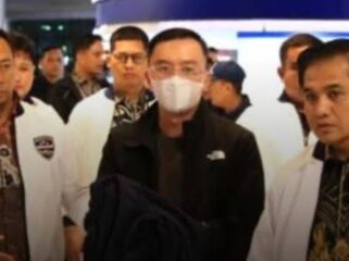 Tersangka FP saat Diamankan Personil Mabes Polri. Foto: Ist
