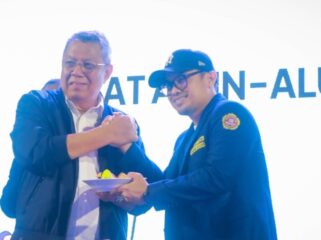 Wali Kota dan Wakil Wali Kota Tangerang Selatan Benyamin Davnie-Pilar Saga Ichsan saat menghadiri puncak Bulan Bakti Karang Taruna Kota Tangerang Selatan di Alun-alun Pamulang. Foto: Ist