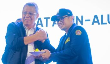 Wali Kota dan Wakil Wali Kota Tangerang Selatan Benyamin Davnie-Pilar Saga Ichsan saat menghadiri puncak Bulan Bakti Karang Taruna Kota Tangerang Selatan di Alun-alun Pamulang. Foto: Ist
