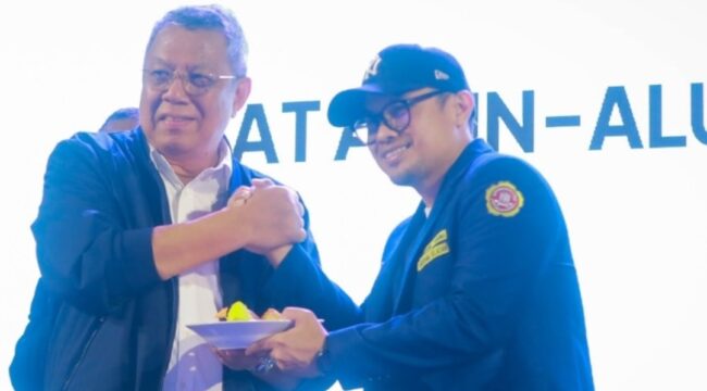 Wali Kota dan Wakil Wali Kota Tangerang Selatan Benyamin Davnie-Pilar Saga Ichsan saat menghadiri puncak Bulan Bakti Karang Taruna Kota Tangerang Selatan di Alun-alun Pamulang. Foto: Ist