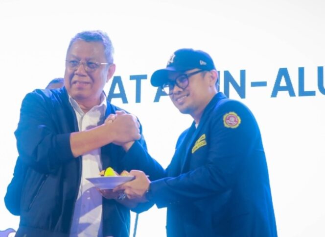 
 Wali Kota dan Wakil Wali Kota Tangerang Selatan Benyamin Davnie-Pilar Saga Ichsan saat menghadiri puncak Bulan Bakti Karang Taruna Kota Tangerang Selatan di Alun-alun Pamulang. Foto: Ist