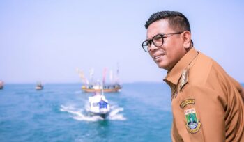 Gubernur Andra saat menghadiri tradisi Tasyakuran Laut di Tempat Pelelangan Ikan (TPI) Sidamukti, Kecamatan Sukaresmi, Kabupaten Pandeglang. Foto: Awal Rijal 