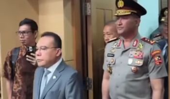Wakil Ketua DPR RI Sufmi Dasco Ahmad berjalan didepan Komjen Pol Suyudi Ario Seto memasuki Ruang Komisi III DPR RI untuk mengikuti Fit and Propertest. Foto: Ist