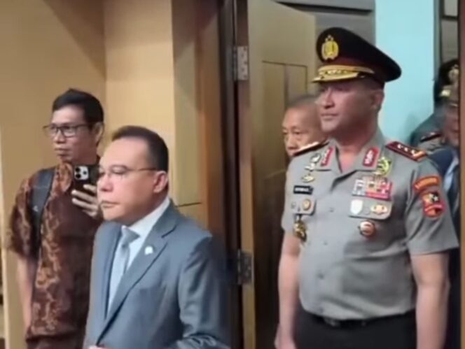 
 Wakil Ketua DPR RI Sufmi Dasco Ahmad berjalan didepan Komjen Pol Suyudi Ario Seto memasuki Ruang Komisi III DPR RI untuk mengikuti Fit and Propertest. Foto: Ist