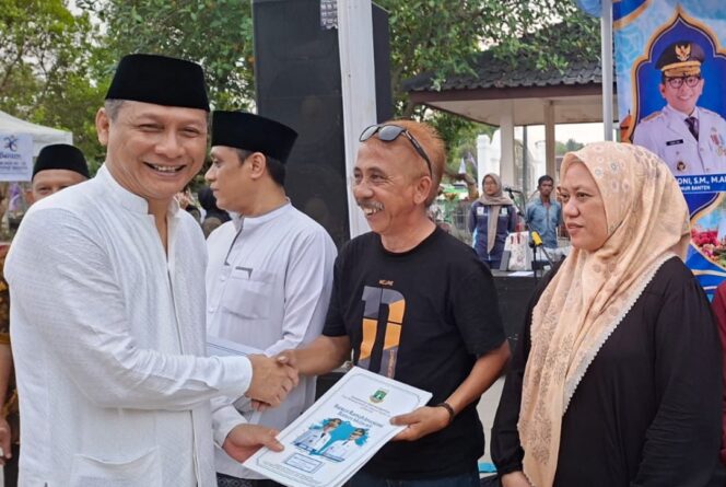 
 Sekretaris Daerah (Sekda) Provinsi Banten, Deden Apriandhi, mengunjungi Bazar Hari Ulang Tahun (HUT) ke-26 Provinsi Banten di Kawasan Keraton Surosowan, Kecamatan Kasemen, Kota Serang. Foto: Ist