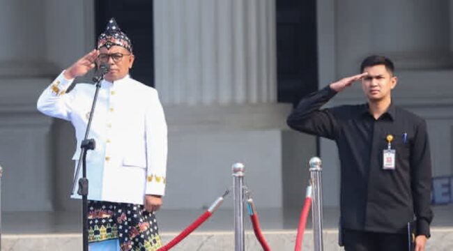 Gubernur Banten Andra Soni saat bertindak sebagai Inspektur Upacara Peringatan HUT ke-26 Provinsi Banten di Lapangan Upacara Kantor Gubernur Banten,KP3B, Kota Serang. Foto: Ist