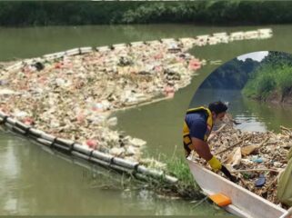Alat Pencegat Sampah atau Wastetrap yang dipasang oleh Komunitas Peduli Sungai Cisadane Banksasuci Foundation Minimalisir Sampah Menuju Kawasan Perkotaan dan Muara Cisadane. Foto: Banksasuci 