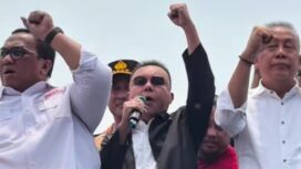 Wakil Ketua DPR RI Sufmi Dasco Ahmad saat Menemui Ribuan Buruh di Depan Gedung DPR RI. Foto: Ist