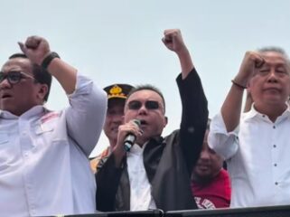 Wakil Ketua DPR RI Sufmi Dasco Ahmad saat Menemui Ribuan Buruh di Depan Gedung DPR RI. Foto: Ist