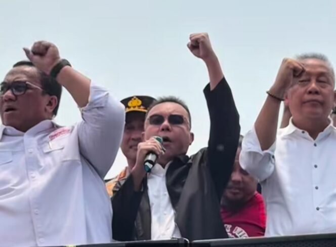 
 Wakil Ketua DPR RI Sufmi Dasco Ahmad saat Menemui Ribuan Buruh di Depan Gedung DPR RI. Foto: Ist