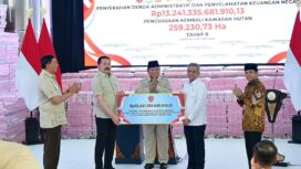 Jaksa Agung ST Burhanuddin Serahkan Uang Negara Hasil Satgas PKH kepada Menteri Keuangan Suahasil Nazara disaksikan langsung oleh Presiden RI Prabowo Subianto. Foto: BMPI Setpres