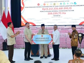 Jaksa Agung ST Burhanuddin Serahkan Uang Negara Hasil Satgas PKH kepada Menteri Keuangan Suahasil Nazara disaksikan langsung oleh Presiden RI Prabowo Subianto. Foto: BMPI Setpres