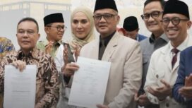 Wakil Ketua DPR RI Sufmi Dasco Ahmad Dan Menteri Haji dan Umrah (Menhaj) Republik Indonesia, Mochamad Irfan Yusuf Didampingi Wamenhaj Dahnil Anzar Simanjuntak usai Rapat Panja DPR RI. Foto: Ist