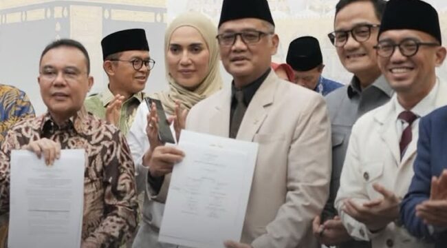 Wakil Ketua DPR RI Sufmi Dasco Ahmad Dan Menteri Haji dan Umrah (Menhaj) Republik Indonesia, Mochamad Irfan Yusuf Didampingi Wamenhaj Dahnil Anzar Simanjuntak usai Rapat Panja DPR RI. Foto: Ist