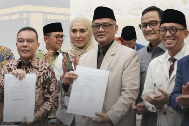 
 Wakil Ketua DPR RI Sufmi Dasco Ahmad Dan Menteri Haji dan Umrah (Menhaj) Republik Indonesia, Mochamad Irfan Yusuf Didampingi Wamenhaj Dahnil Anzar Simanjuntak usai Rapat Panja DPR RI. Foto: Ist