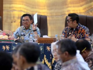 Wali Kota Tangerang, Sachrudin, didampingi Wakil Wali Kota Tangerang, H. Maryono, saat memimpin Evaluasi Bulanan Kewilayahan di Ruang Akhlakul Karimah. Foto: ist