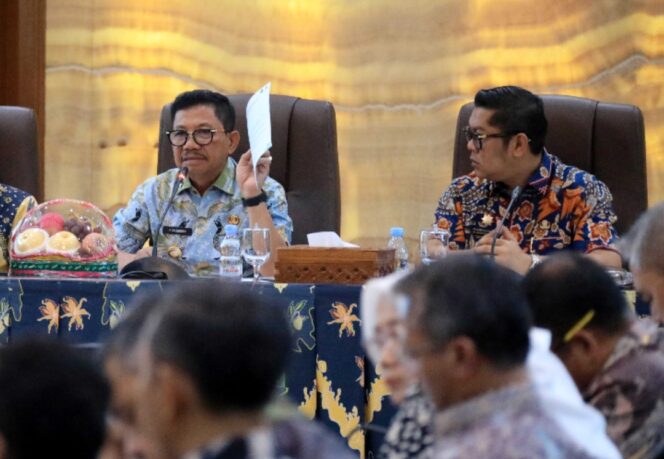 
 Wali Kota Tangerang, Sachrudin, didampingi Wakil Wali Kota Tangerang, H. Maryono, saat memimpin Evaluasi Bulanan Kewilayahan di Ruang Akhlakul Karimah. Foto: ist