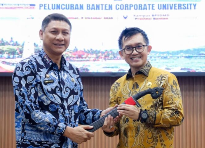 
 Sekretaris Daerah Banten Deden Apriandhi Hartawan saat Melaunching Banten Corporate University di Aula Badan Pengembangan Sumber Daya Manusia Daerah (BPSDMD) Provinsi Banten, Kabupaten Pandeglang. Foto: Ist