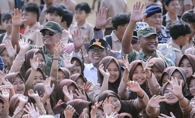 
 Gubernur Banten Andra Soni  Bersama Wakil Panglima TNI Jenderal TNI Tandyo Budi Revita di Kecamatan Cimanggu, Kabupaten Pandeglang. Foto: Awal Rijal